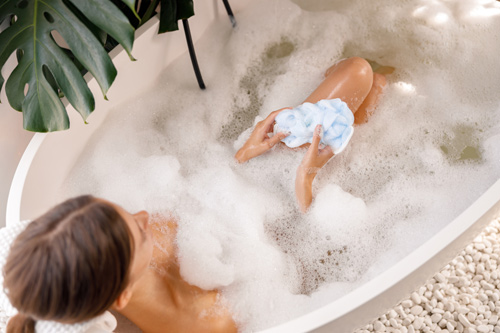 femme dans un bain moussant