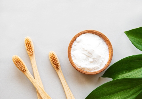 bicarbonate de soude en pot et brosses à dents]