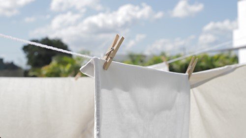 serviette blanche étendue au soleil